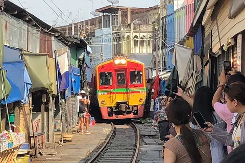 ตลาดร่มหุบ (ตลาดรถไฟแม่กลอง) จังหวัดสมุทรสงคราม
