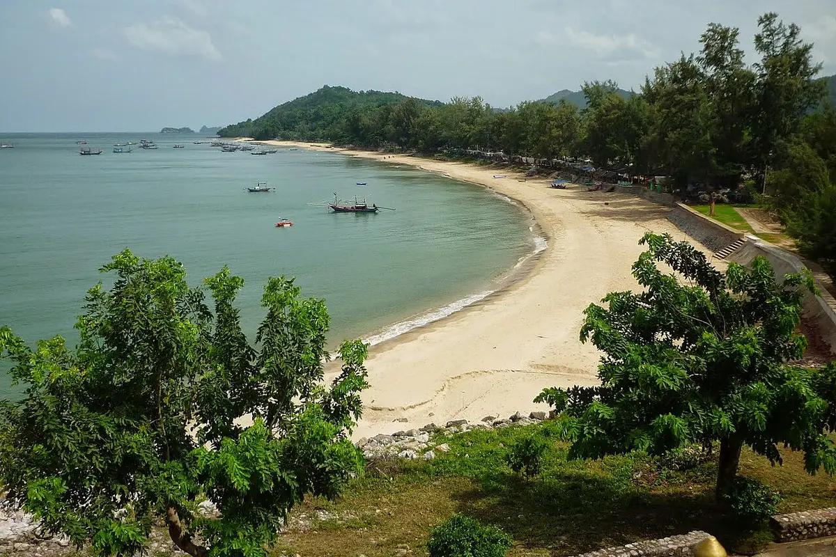 หาดทรายรี จังหวัดชุมพร
