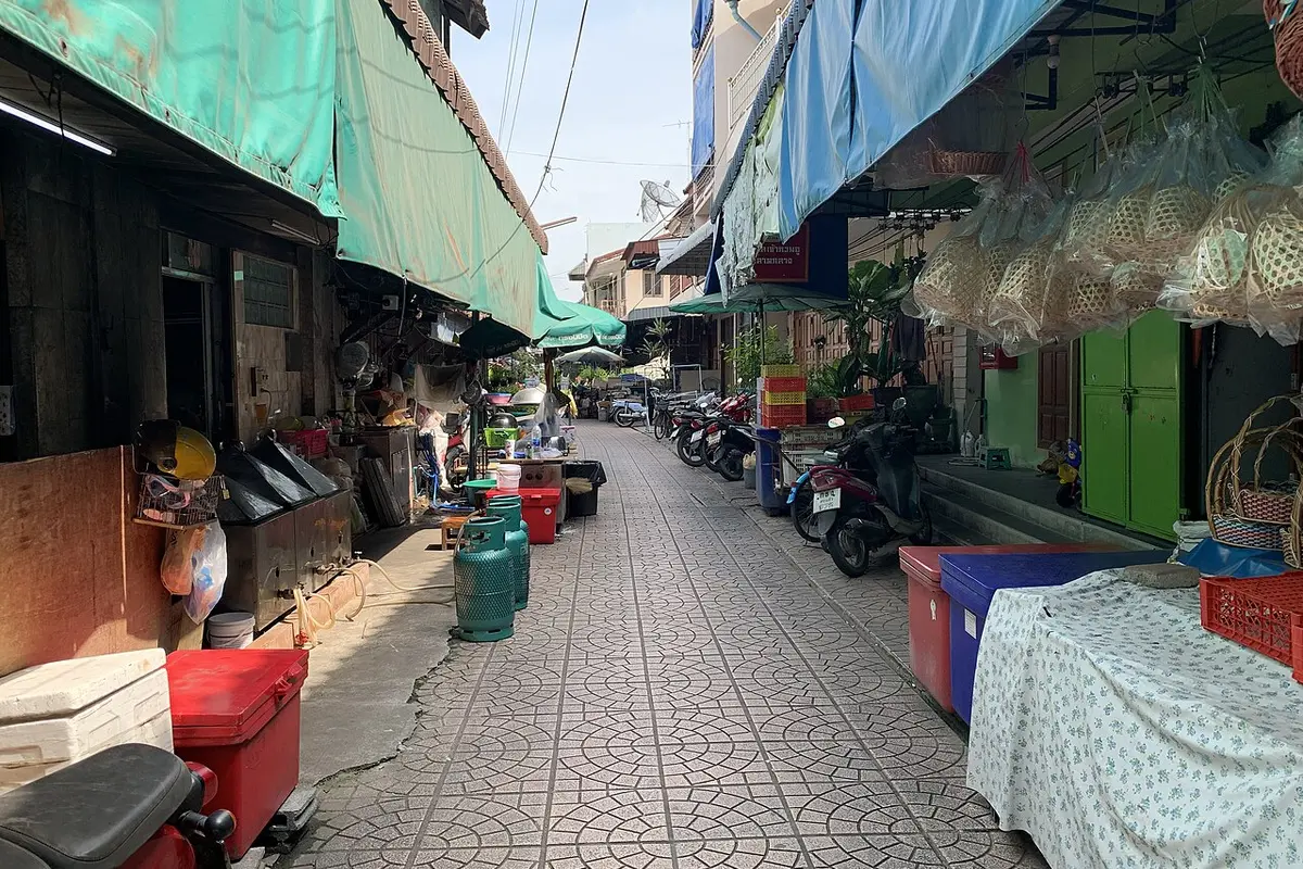 ตลาดศาลเจ้าโรงทอง จังหวัดอ่างทอง