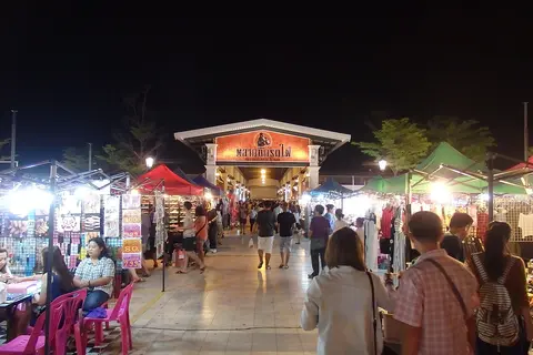 ตลาดนัดรถไฟศรีนครินทร์ จังหวัดกรุงเทพมหานคร