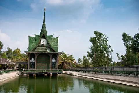 วัดป่ามหาเจดีย์แก้ว (วัดล้านขวด) จังหวัดศรีสะเกษ