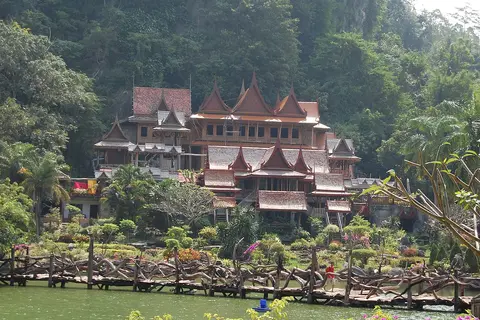 วัดถ้ำเขาวง จังหวัดอุทัยธานี