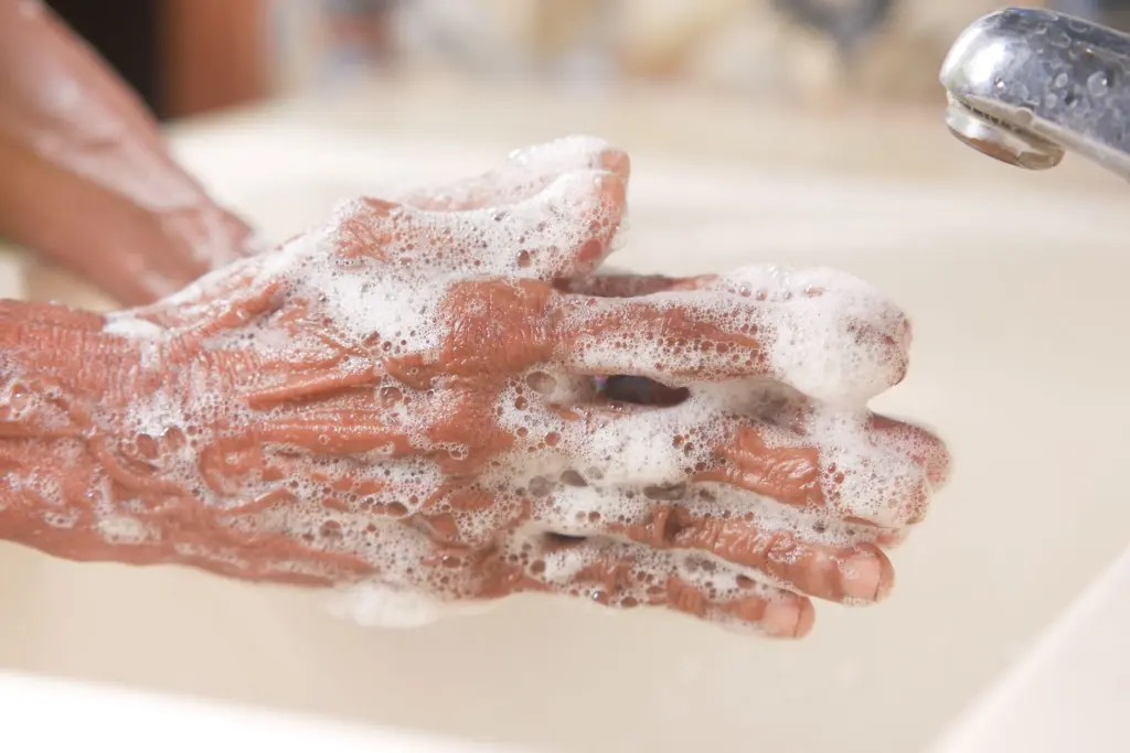 ล้างมือด้วยสบู่และน้ำ