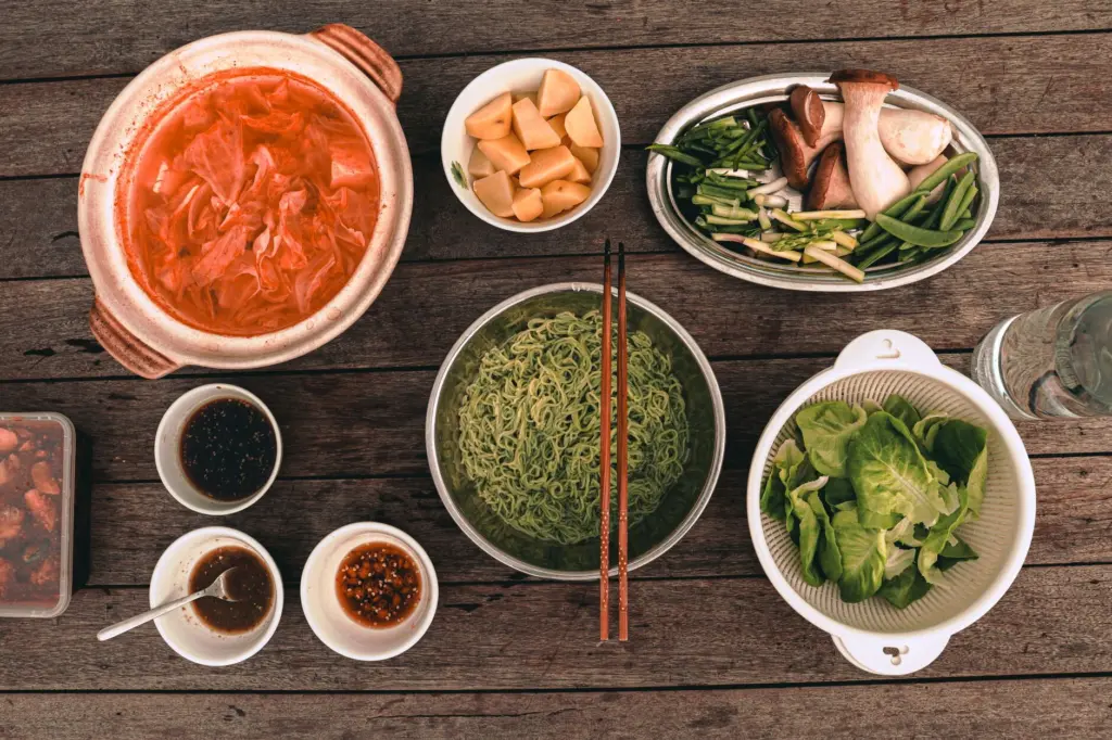 สำรับอาหารเจ ผัก เห็ด และเส้นหมี่ ช่วงเทศกาลกินเจ