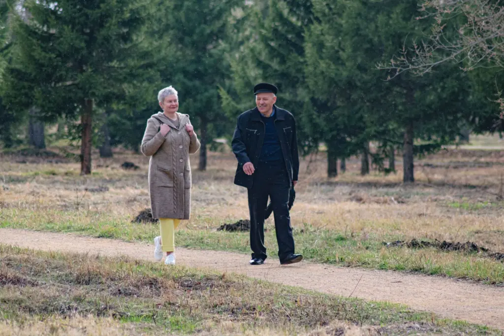 คู่สูงวัยเดินเล่นในสวนอย่างมีความสุข