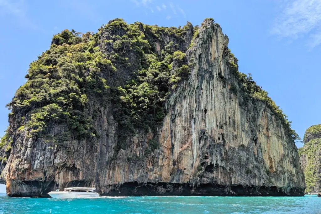 เกาะหินปูนกลางทะเลอันดามัน