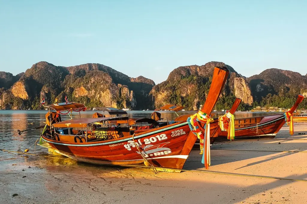 เรือหางยาว พาหนะหลักไปเที่ยวเกาะ