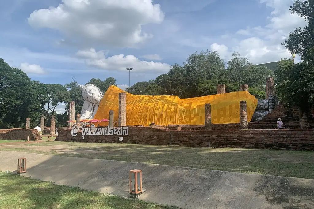 พระพุทธรูปปางไสยาสน์กลางแจ้ง วัดขุนอินทประมูล
