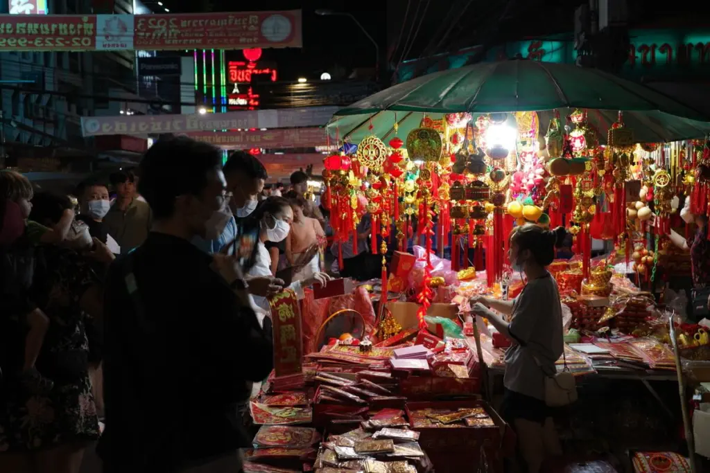 ตลาดนัดและร้านค้าคึกคักช่วงเทศกาล