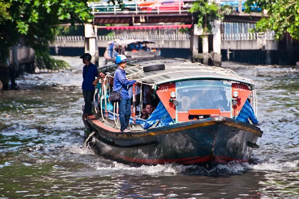 เรือด่วนคลองแสนแสบที่ท่าเรือประตูน้ำ