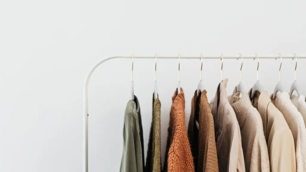 Capsule Wardrobe คืออะไร จัดตู้เสื้อผ้า 30 ชิ้นแต่งได้ทั้งเดือน เช็กลิสต์ชิ้นพื้นฐาน สูตรเลือกสี และวิธีเริ่มจากตู้ที่มีอยู่