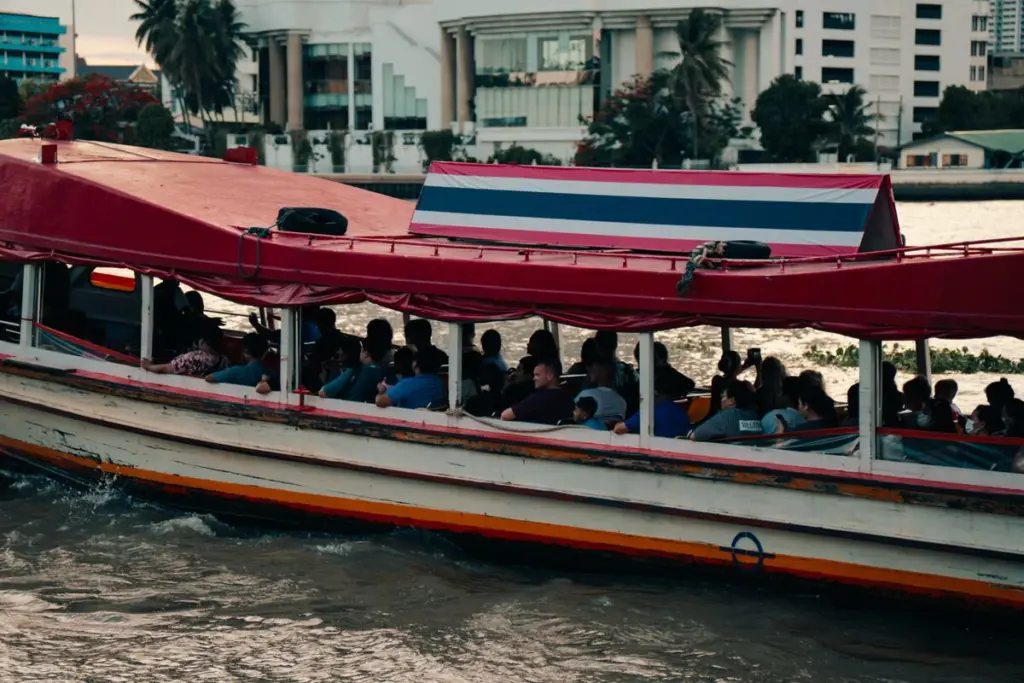 เรือด่วนเจ้าพระยาจอดหลายท่า ดูธงสีของเรือก่อนขึ้น