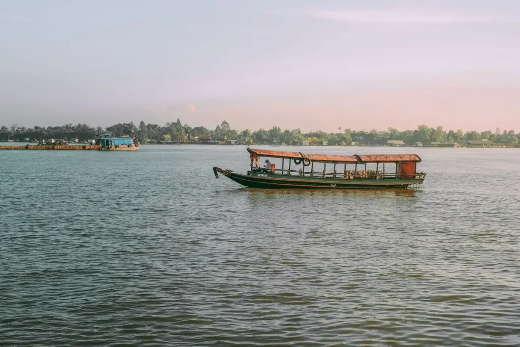 ล่องเรือชมวิวแม่น้ำยามเย็น
