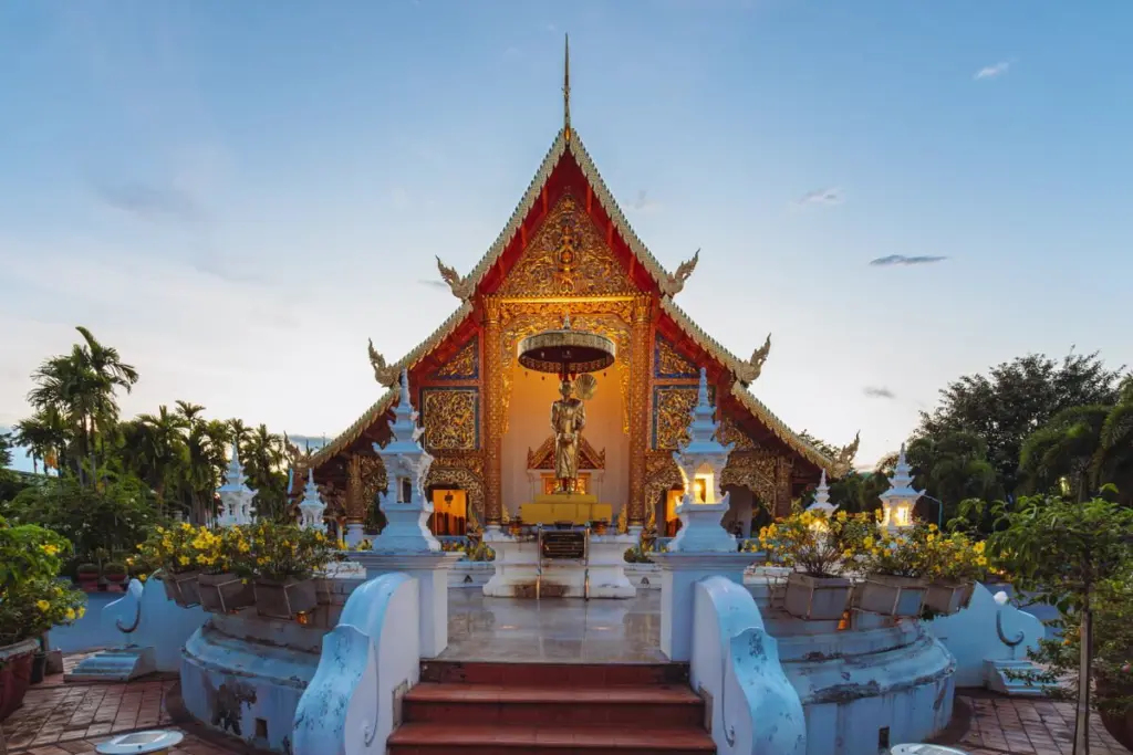วัดพระสิงห์ ประดิษฐานพระพุทธสิหิงค์ในวิหารลายคำ