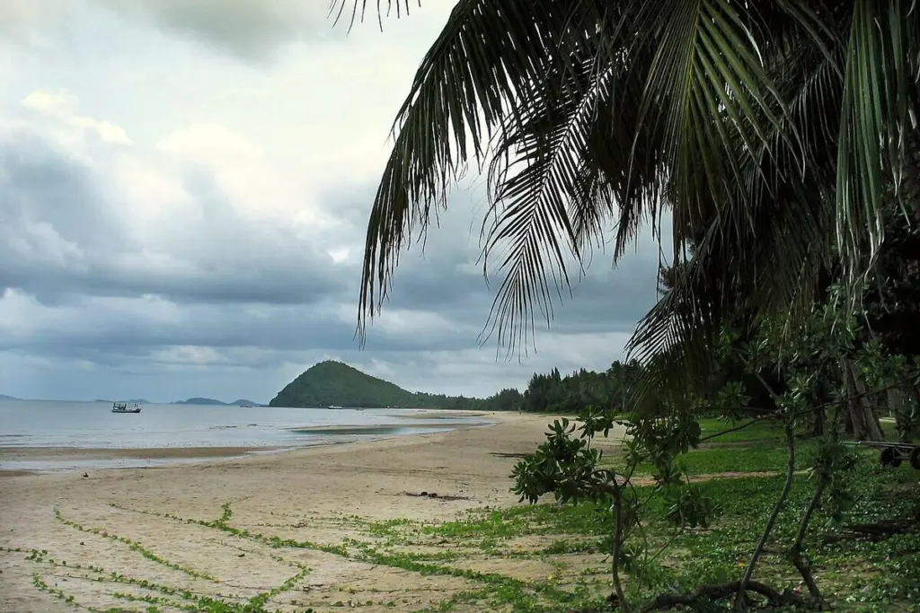 หาดทุ่งวัวแล่น หาดทรายยาวน้ำตื้นของชุมพร