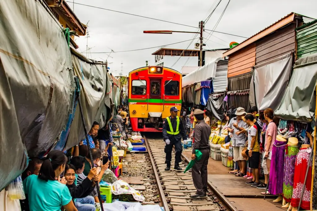 ตลาดร่มหุบ แม่ค้าหุบร่มเมื่อรถไฟวิ่งผ่าน