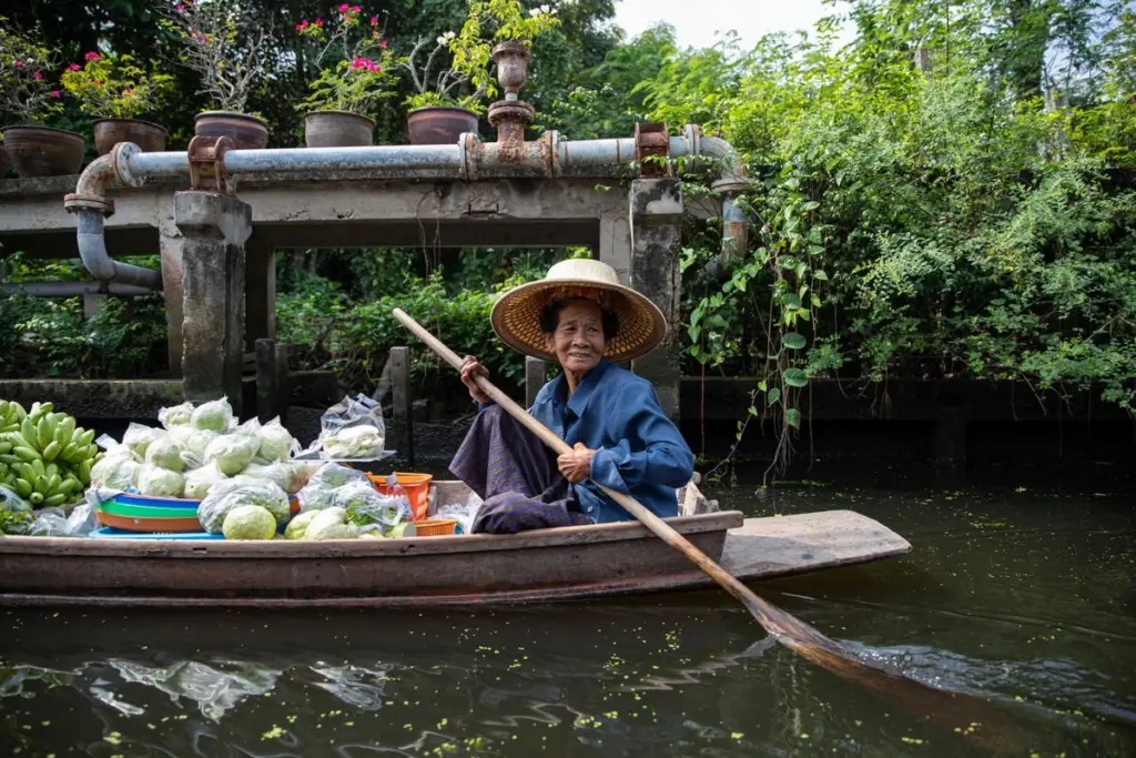 พ่อค้าแม่ค้าพายเรือขายสินค้าในตลาดน้ำ