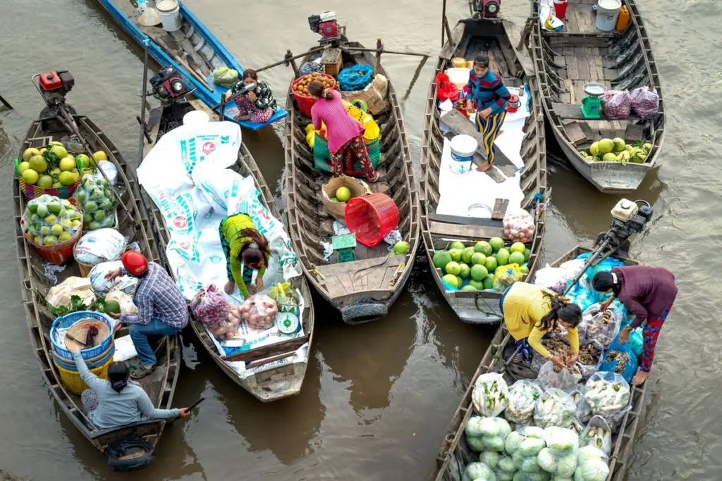 เรือขายผลไม้และของกินในตลาดน้ำ