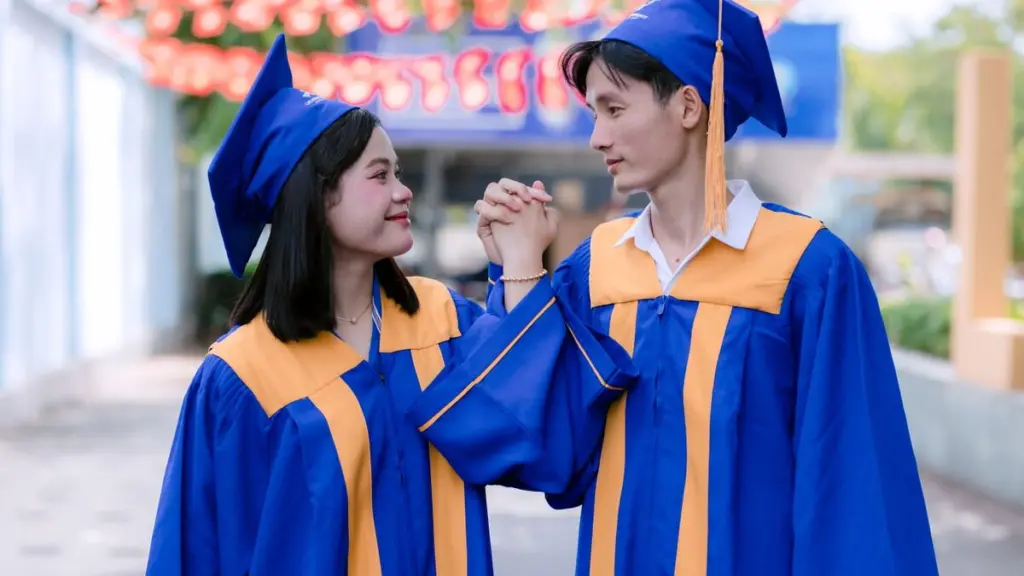 แต่งตัวไปงานรับปริญญา บัณฑิตใส่ชุดอะไรใต้ครุย แขกและครอบครัวแต่งอย่างไร รองเท้า ทรงผม และของที่ต้องพกวันซ้อมและวันจริง