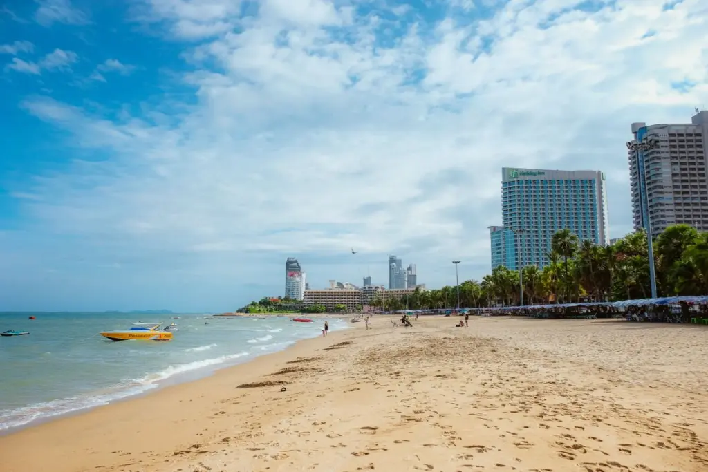 ชายหาดและตึกริมทะเล