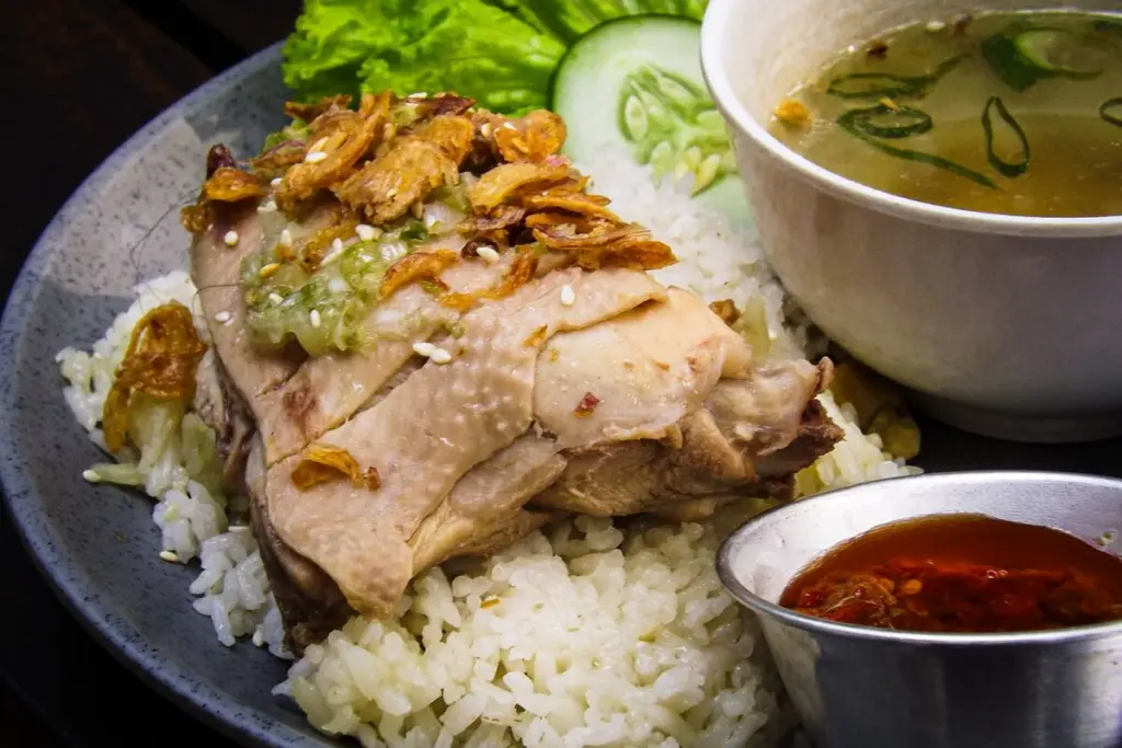 ข้าวมันไก่พร้อมน้ำจิ้มเต้าเจี้ยวและซุป