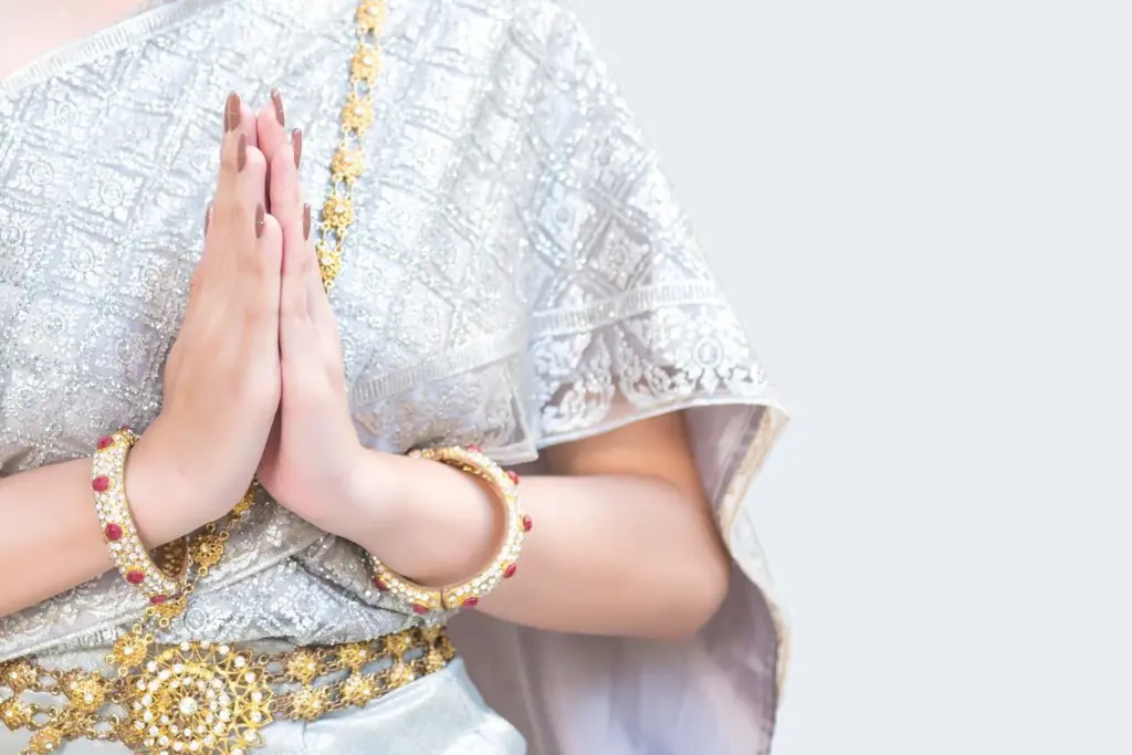 ไหว้ในชุดไทย สุภาพและเข้ากับบรรยากาศงานประเพณี