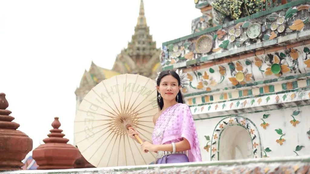แต่งชุดไทยไปลอยกระทง 2569 เลือกแบบไหนดี ชุดไทยประยุกต์ ผ้าซิ่น เสื้อลูกไม้ สีมงคลตามวันเกิด และทริกเดินงานวัดให้สบาย