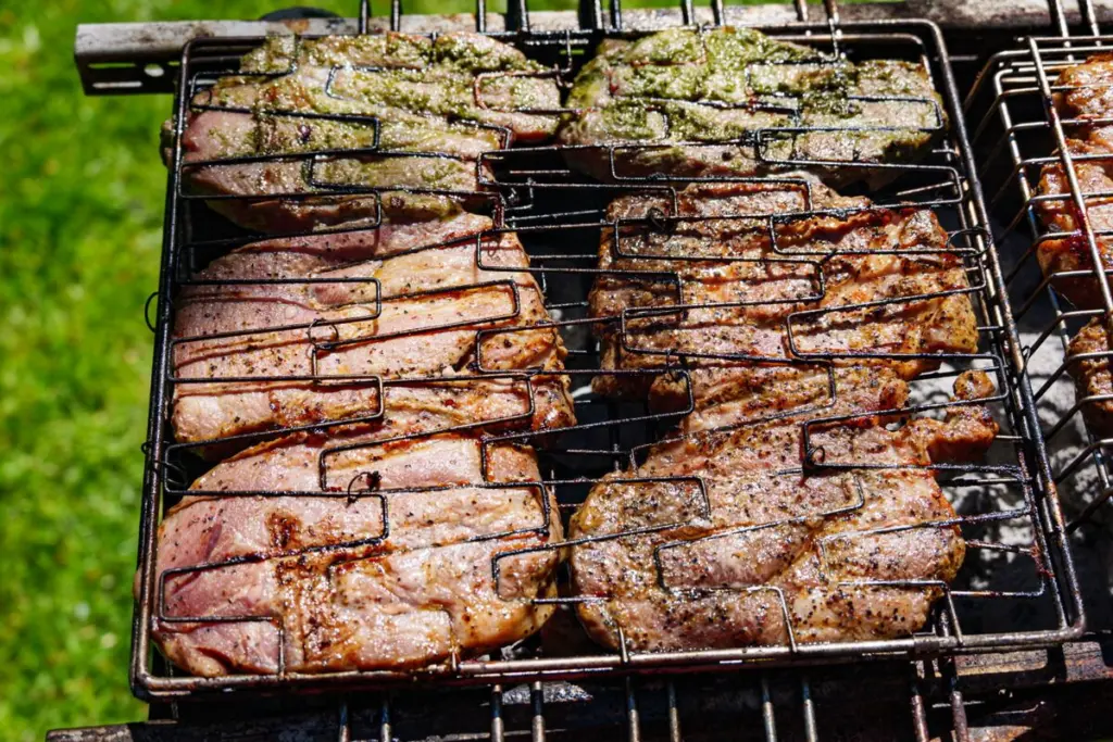 หมูหมักนุ่มก่อนนำขึ้นย่าง