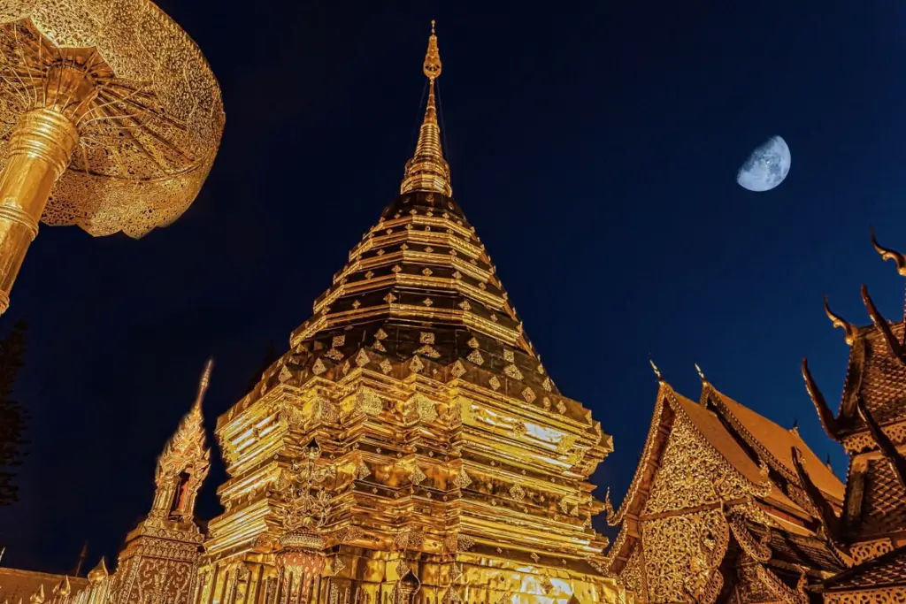 วัดในเชียงใหม่สวยทั้งกลางวันและยามค่ำ