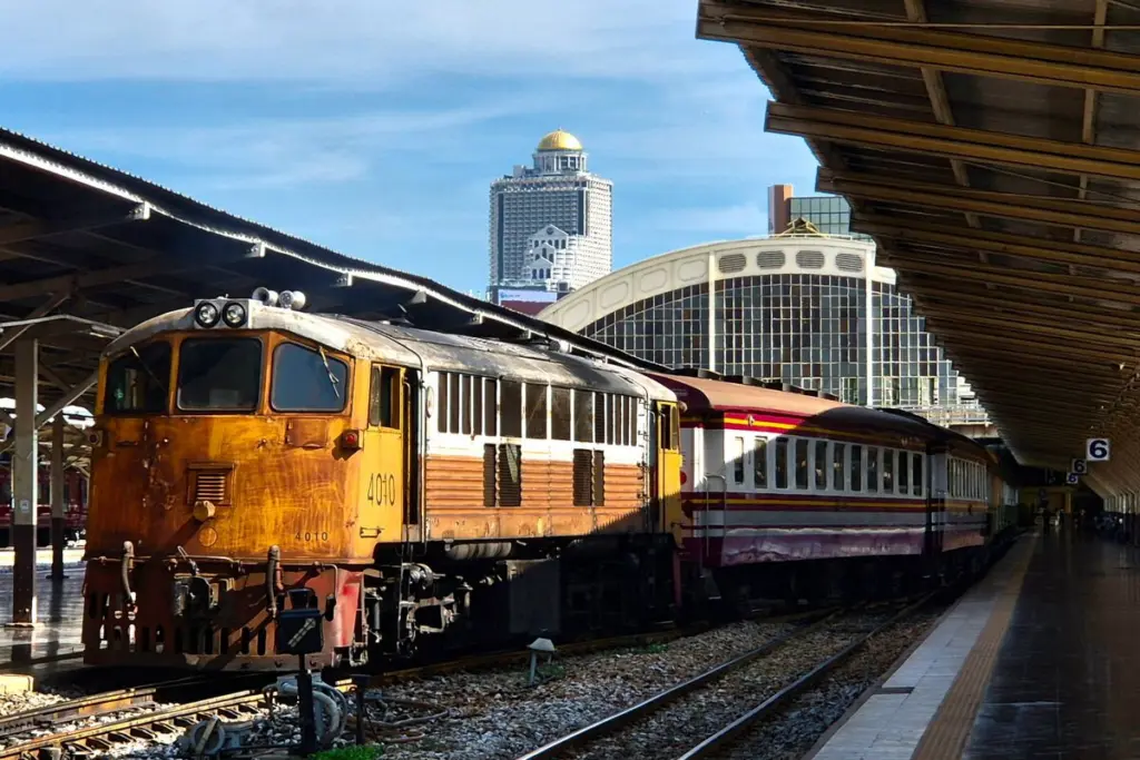 รถไฟทางไกลของไทยรอออกจากสถานี