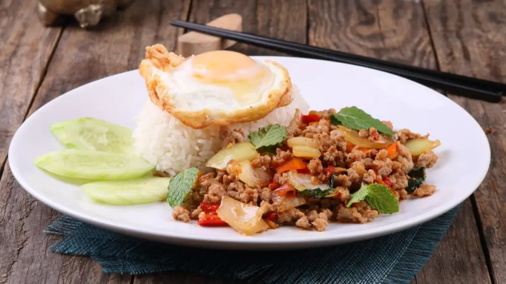 ผัดกะเพราหมูสับ สูตรร้านตามสั่ง หอมกะเพรา ไม่แฉะ พร้อมเคล็ดลับไข่ดาวกรอบ
