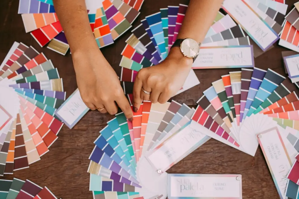 ทาบผ้าหลายสีใกล้หน้าเพื่อหาโทนที่ทำให้หน้าสว่าง