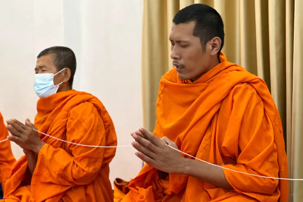 พระสงฆ์เจริญพระพุทธมนต์ในพิธีทำบุญขึ้นบ้านใหม่