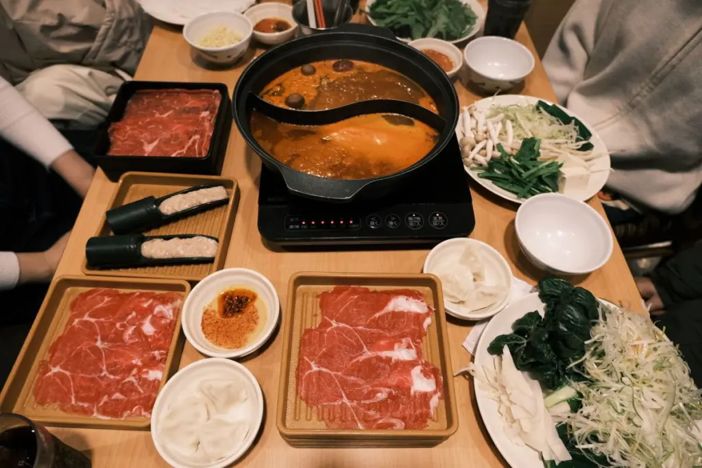 ชาบูหม้อร้อนพร้อมเนื้อ ผัก และน้ำจิ้ม