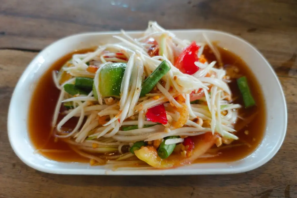 ส้มตำไทย รสเปรี้ยว หวาน เค็ม เผ็ดกลมกล่อม