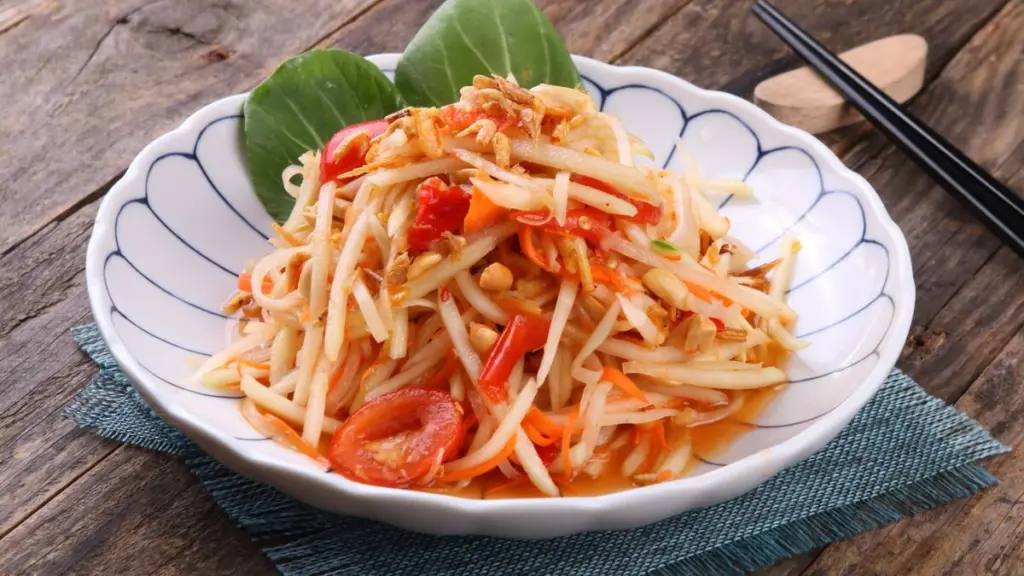 ส้มตำไทย สูตรรสกลมกล่อม เปรี้ยว หวาน เค็ม เผ็ด สมดุล พร้อมวิธีตำให้เส้นมะละกอกรอบ