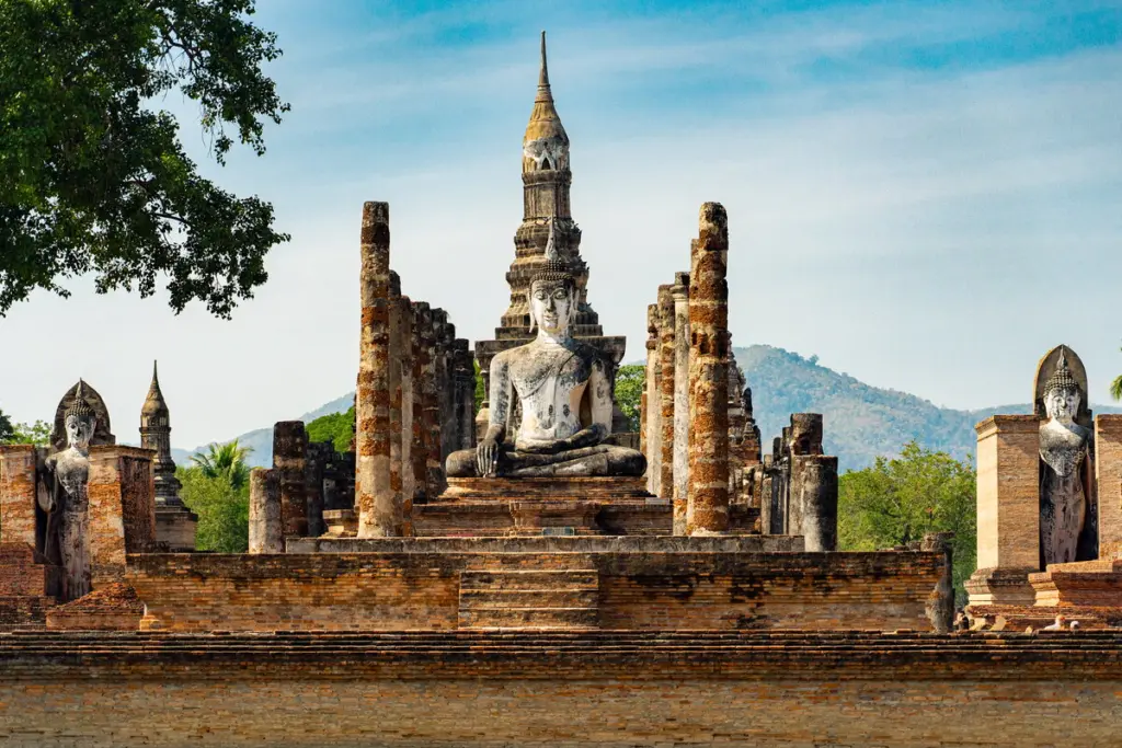 วัดมหาธาตุ ศูนย์กลางของเมืองสุโขทัย ชมได้สวยทั้งเช้าตรู่และเย็น