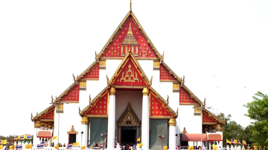 แต่งตัวไปวัด ทำบุญ ทอดกฐิน ใส่อะไรให้สุภาพ ข้อห้ามที่วัดดัง ชุดขาวไปปฏิบัติธรรม และสีมงคลตามวันเกิด