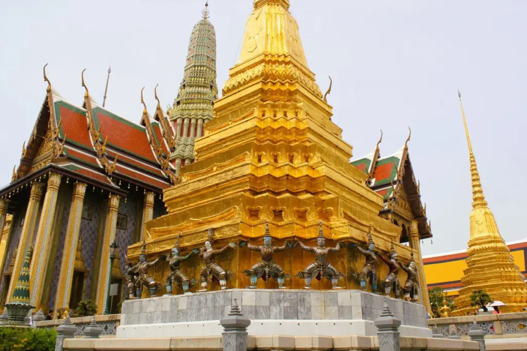 วัดพระแก้วมีระเบียบการแต่งกายเคร่งครัด เสื้อมีแขนและกางเกงหรือกระโปรงยาว