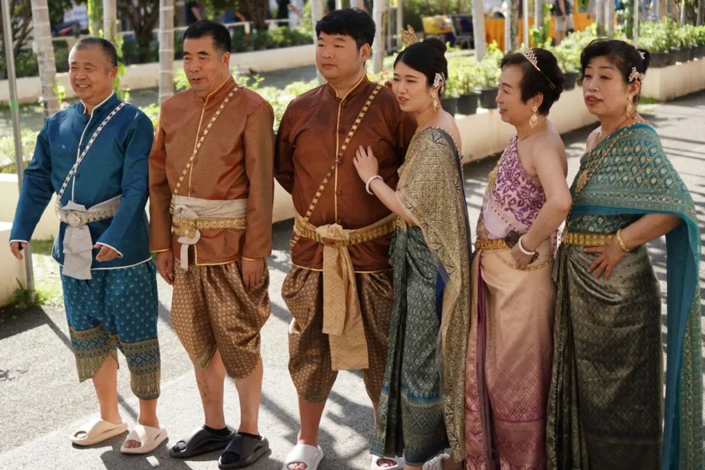 ชุดไทยทั้งหญิงและชายในงานประเพณี