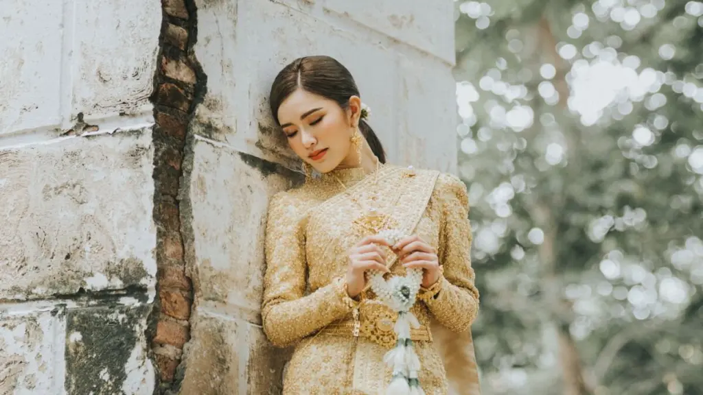 ชุดไทยพระราชนิยม 8 แบบ ชื่ออะไรบ้าง ต่างกันอย่างไร ใส่งานไหน ไทยเรือนต้น จิตรลดา อมรินทร์ บรมพิมาน จักรี จักรพรรดิ ดุสิต ศิวาลัย