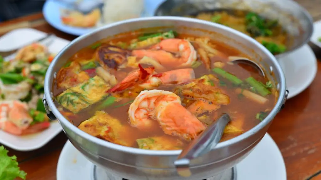 ต้มยำกุ้ง สูตรน้ำข้นและน้ำใส รสจัดจ้าน หอมสมุนไพร กุ้งไม่เหนียว ทำเองได้ใน 20 นาที