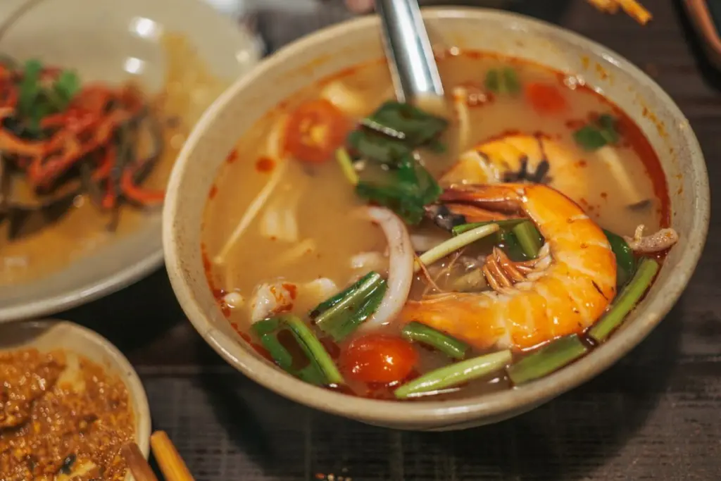 ต้มยำน้ำใส รสเปรี้ยวเผ็ดเด่น