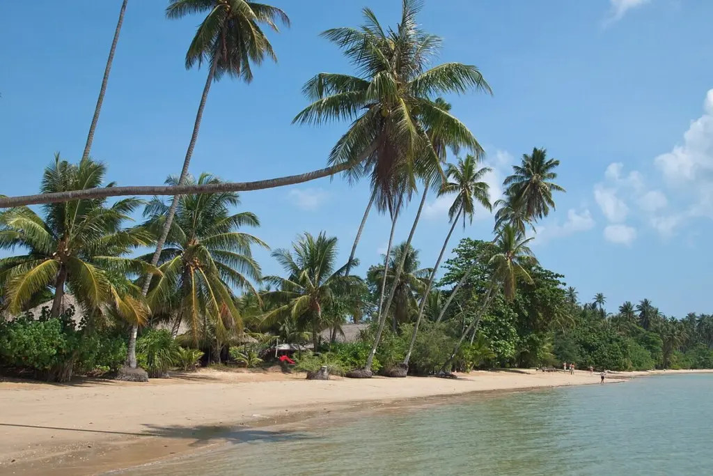 หาดทรายและทะเลสงบของเกาะหมาก