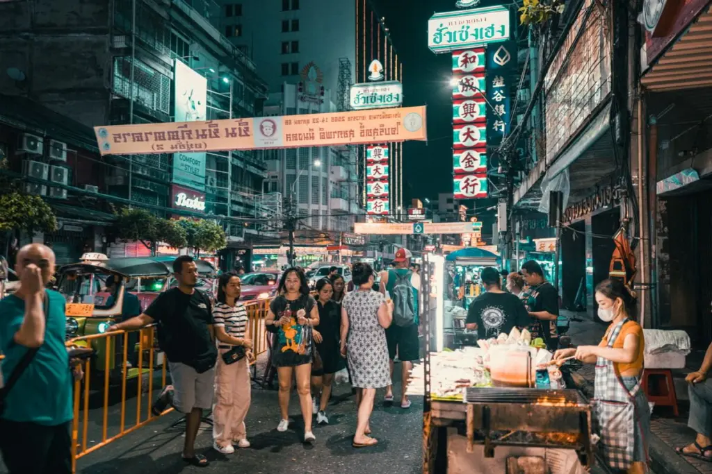 ถนนสายอาหารยามค่ำคืนในย่านไชน่าทาวน์