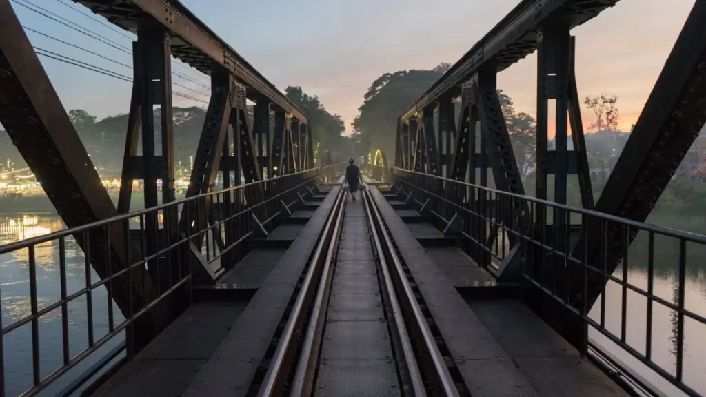 เที่ยวกาญจนบุรี 2 วัน 1 คืน สะพานข้ามแม่น้ำแคว ทางรถไฟสายมรณะ น้ำตกเอราวัณ และแพริมน้ำ