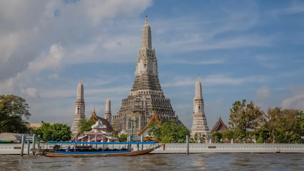 ล่องเรือเจ้าพระยาเที่ยว 3 วัดดัง วัดพระแก้ว วัดโพธิ์ วัดอรุณ ครึ่งวัน นั่งเรือด่วนจากท่าสาทร ข้ามฟากท่าเตียน พร้อมแผนที่และค่าใช้จ่าย