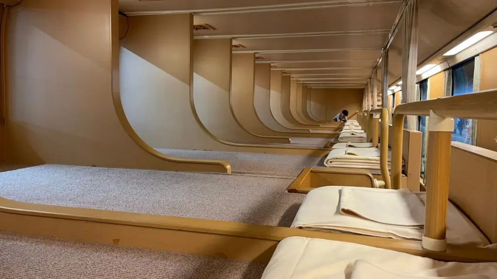 นั่งรถไฟเที่ยวเหนือ กรุงเทพ–เชียงใหม่ จองตั๋วอย่างไร ชั้นไหนดี นอนชั้น 1 ชั้น 2 เตียงบนหรือล่าง ของที่ต้องเตรียม และสถานีน่าแวะ