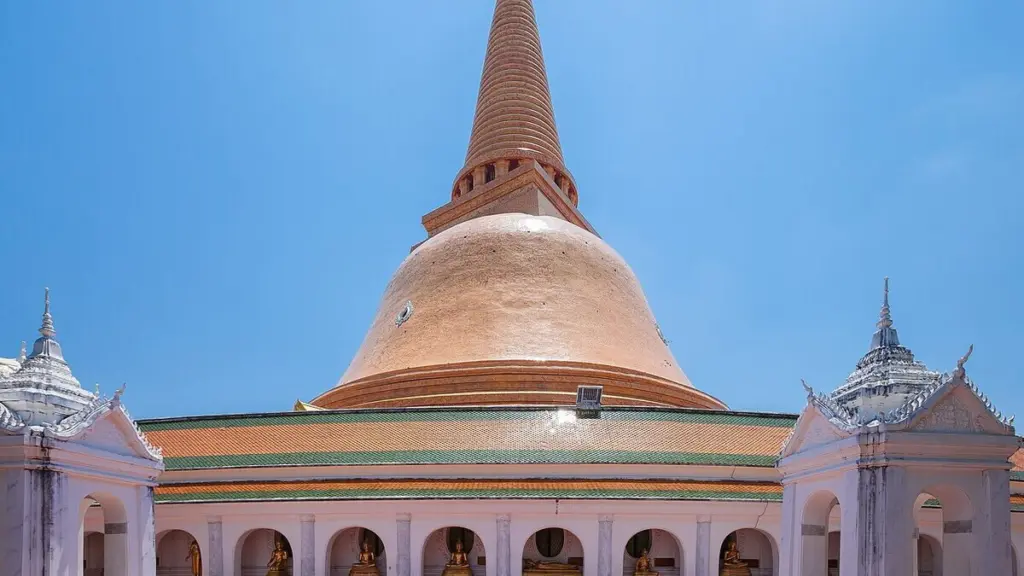 เที่ยวนครปฐม 1 วัน 5 ที่ องค์พระปฐมเจดีย์ พระราชวังสนามจันทร์ ตลาดน้ำดอนหวาย พุทธมณฑล