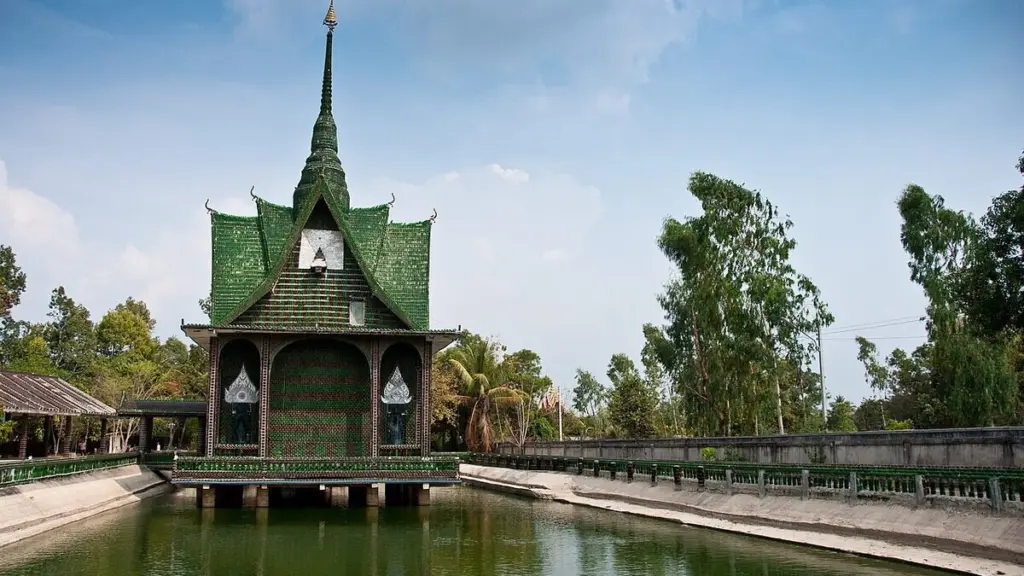เที่ยวศรีสะเกษ 2 ที่ วัดล้านขวด ปราสาทสระกำแพงใหญ่ และของดีเมืองศรี